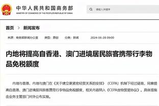 先嗨了再说！赫拉芬贝赫赛后扔掉拐杖，单脚加入庆祝队伍